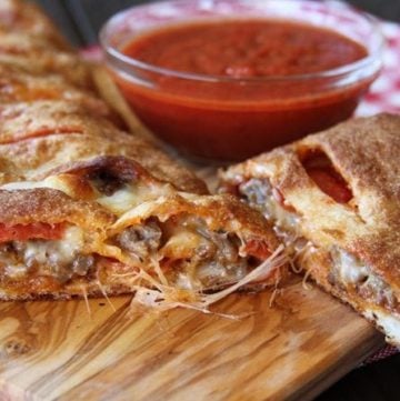 With only 5 ingredients, this Easy Stromboli will be ready in about 35 minutes!