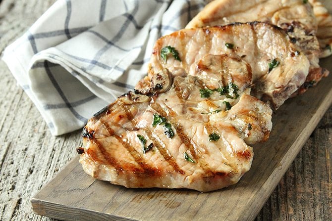 Die einfache Salzlake auf diesen Herb-Brined Pork Chops fügt Tonnen von Geschmack hinzu und hält sie zart und saftig!