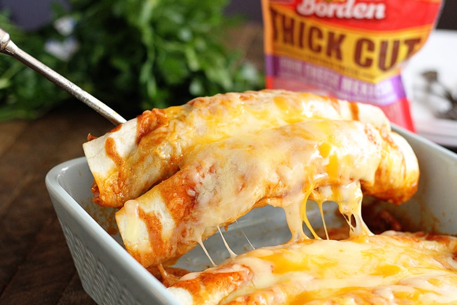 These quick and easy enchiladas only call for 5 ingredients and are ready in no time! It's the perfect recipe for a busy weeknight! #recipe #southernbite #enchiladas #easy #quick #weeknight