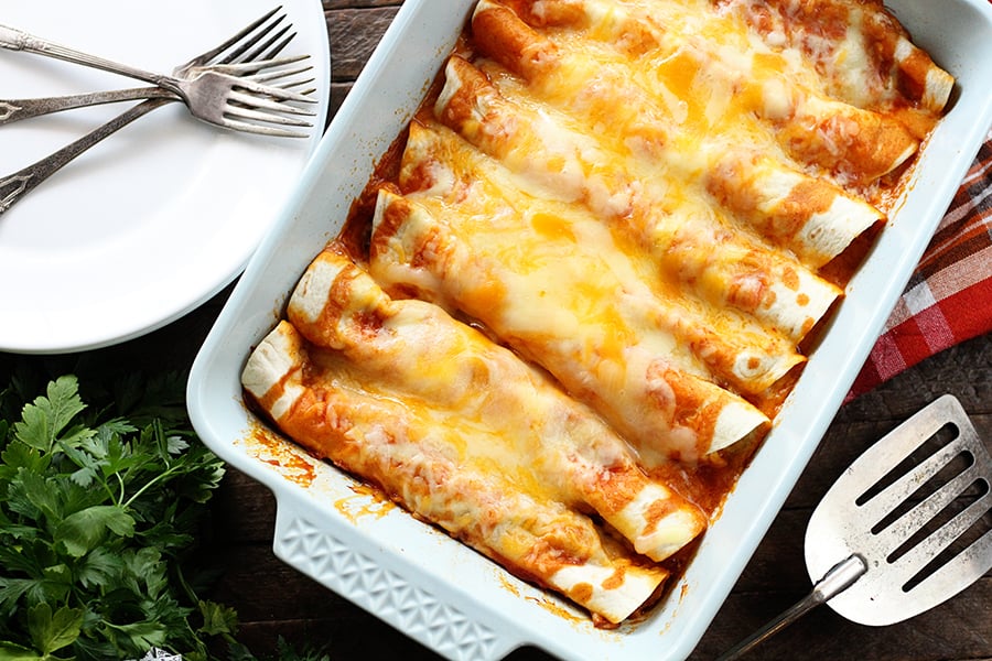 These quick and easy enchiladas only call for 5 ingredients and are ready in no time! It's the perfect recipe for a busy weeknight! #recipe #southernbite #enchiladas #easy #quick #weeknight