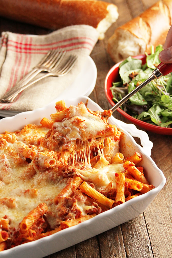 Cheesy coace Ziti fiind servit