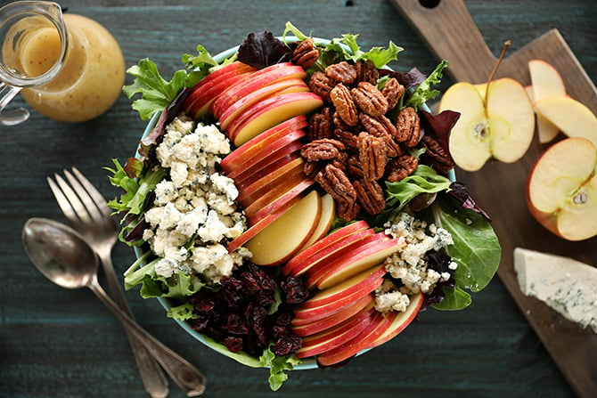 Apple Pecan salat med dressing på siden