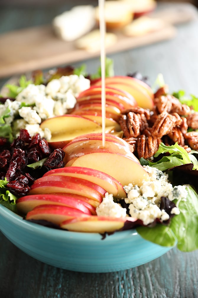 Virtiendo el aliño sobre la ensalada de manzana