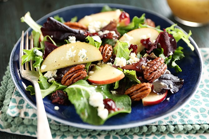 Apfel-Pekannuss-Salat mit Dressing