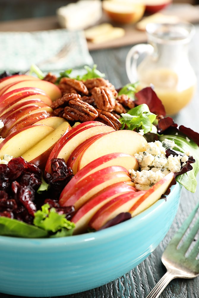 Æble Pecan salat i blå skål