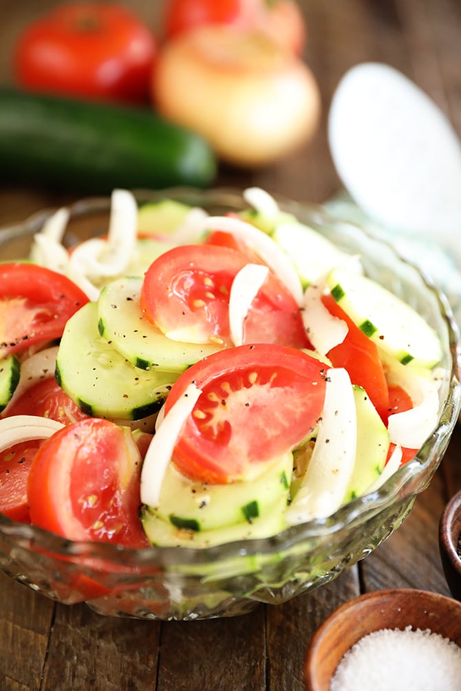 Ensalada de tomate, pepino y cebolla en un bol transparente