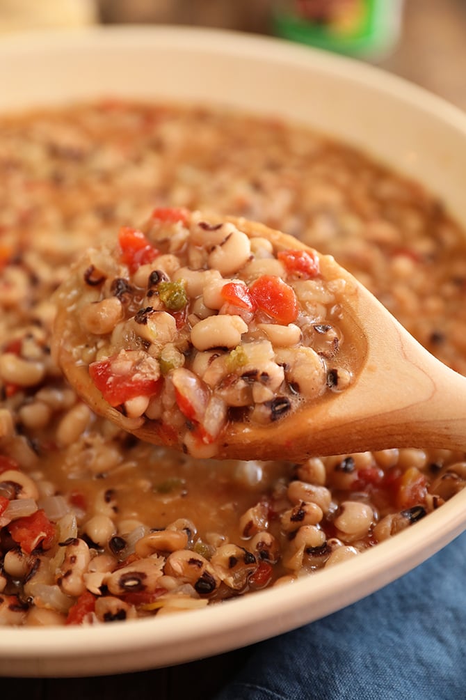 Slow Cooker Black Eyed Peas - Dinner at the Zoo