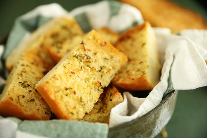 The BEST Garlic Bread